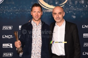 Julien Simon (TotalEnergies), vainqueur de la Coupe de France FDJ 2022, avec Xavier Jan, Président de la Ligue Nationale de Cyclisme (LNC) (1137x)
